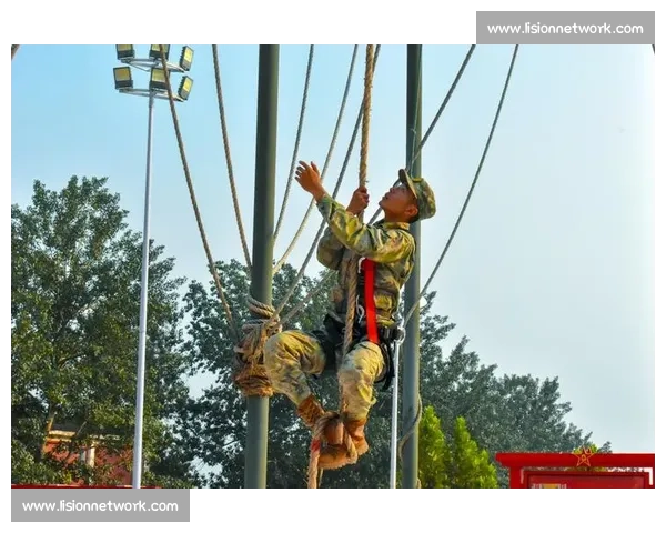 挑战极限力量突破 看健身比赛选手精彩瞬间展现完美身形与汗水努力